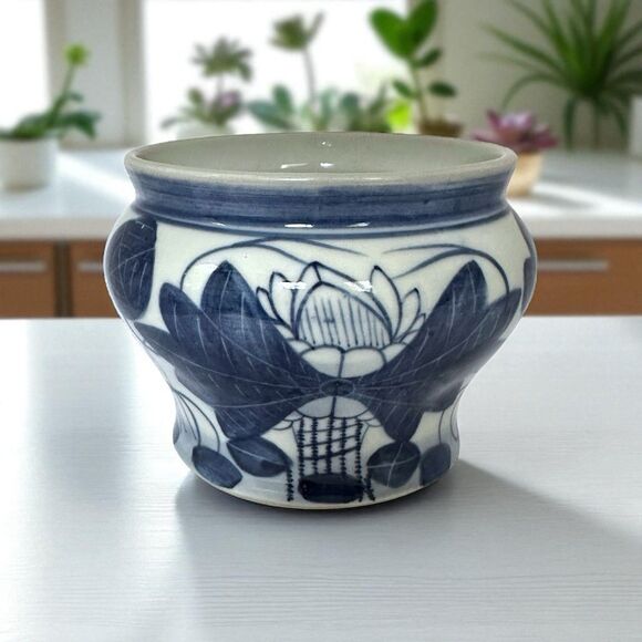 Vintage Hand-Painted Ceramic Chinoiserie Blue & White Lotus Bowl / Potpourri Pot - Picture 1 of 14